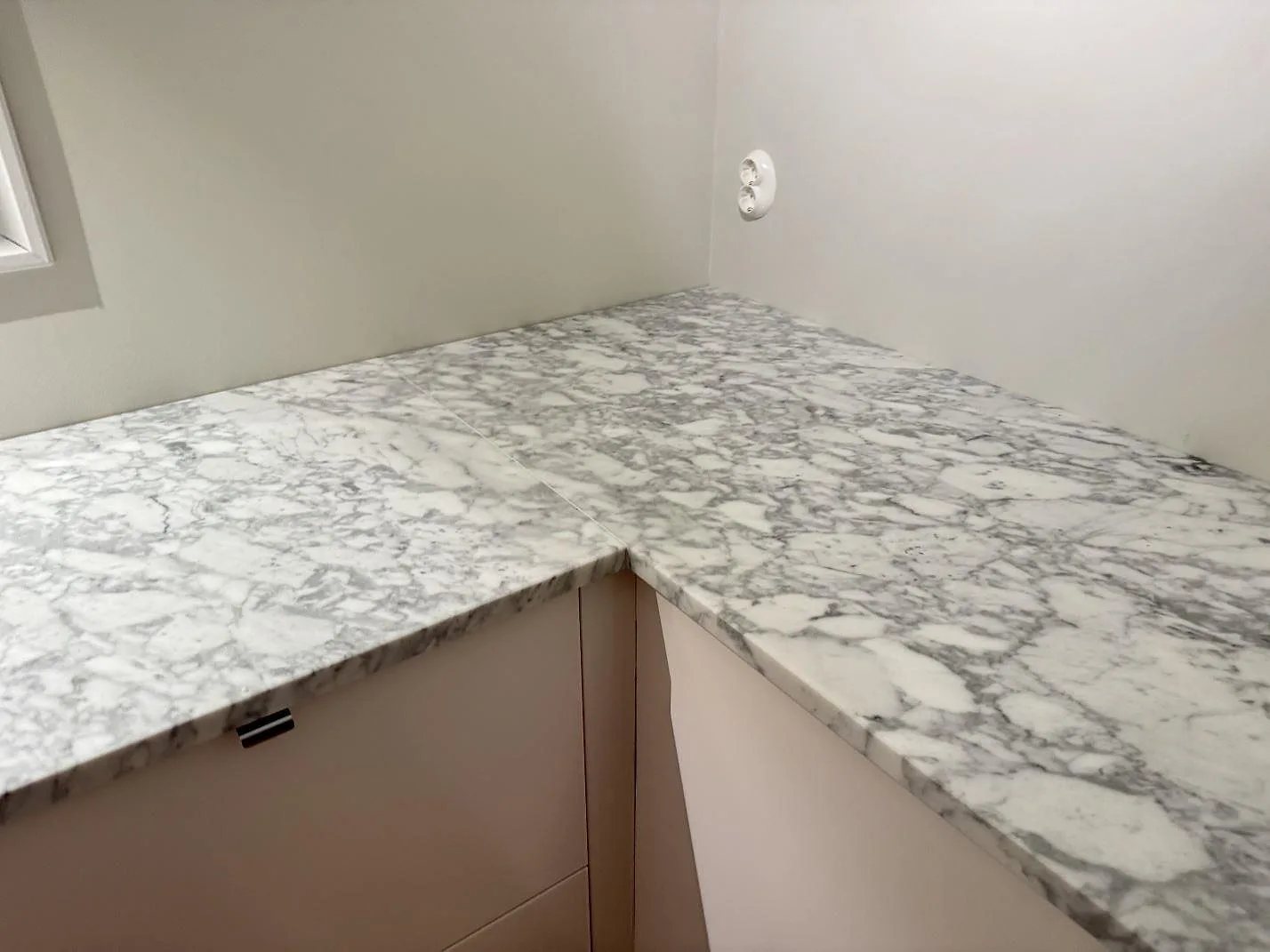 Køkkenbordplade i Carrara C, Stora høje – billede 2