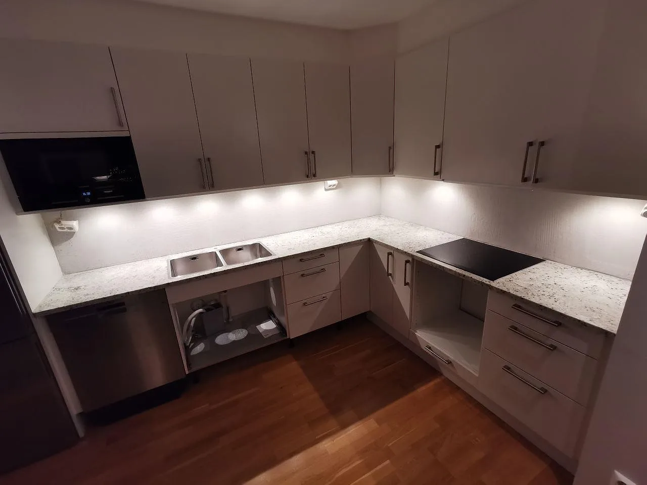 Gennemført projekt: Køkkenbordplade i Colonial White, Lomma.