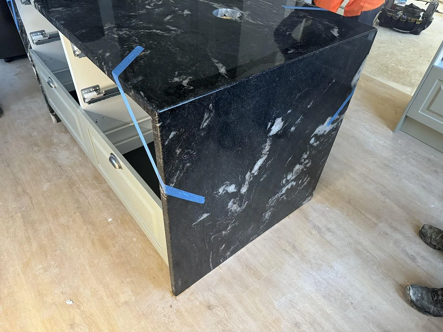 Køkkenbordplade i Cosmic Black, Älmhult – billede 3