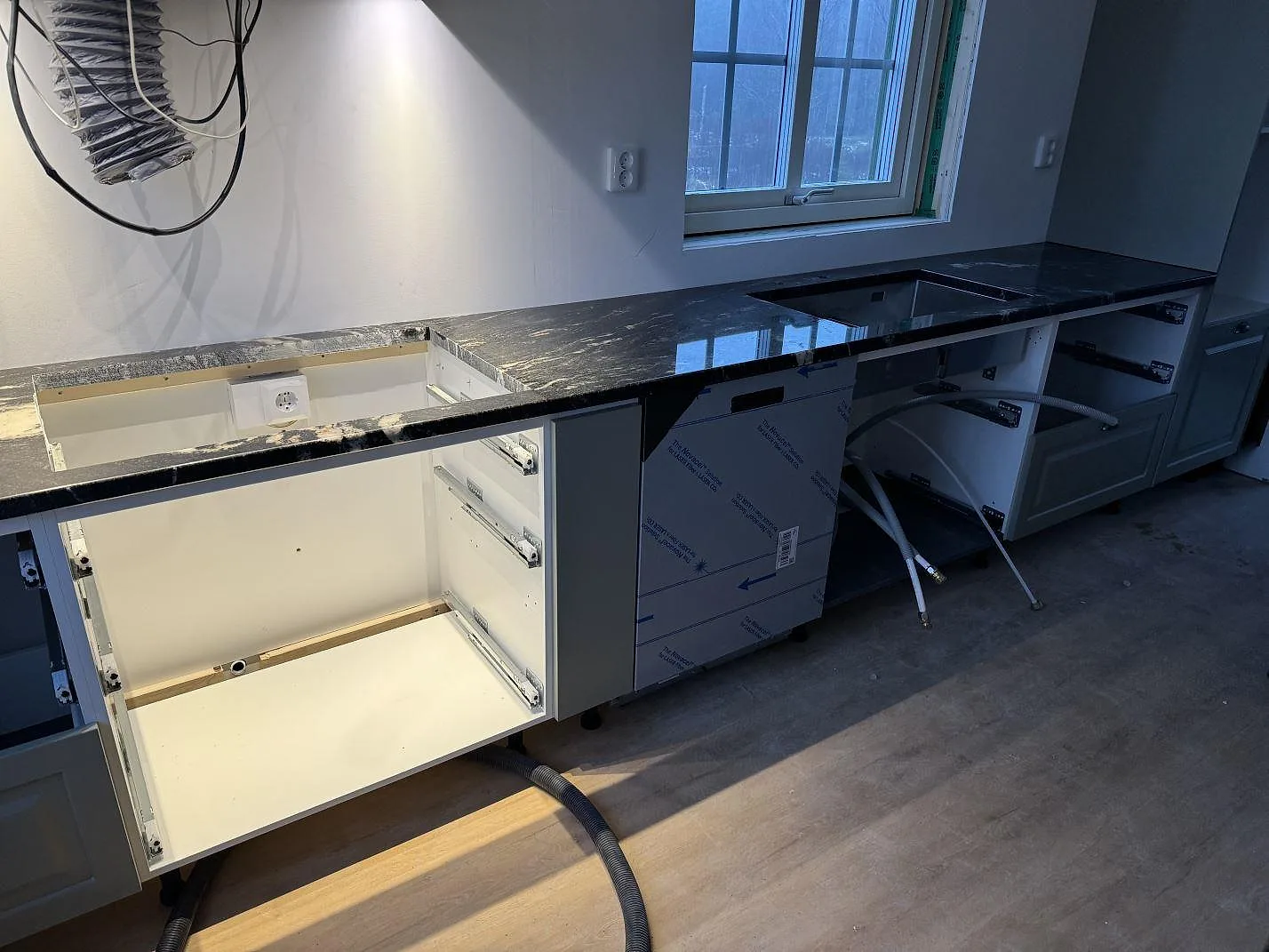 Køkkenbordplade i Cosmic Black, Älmhult – billede 6