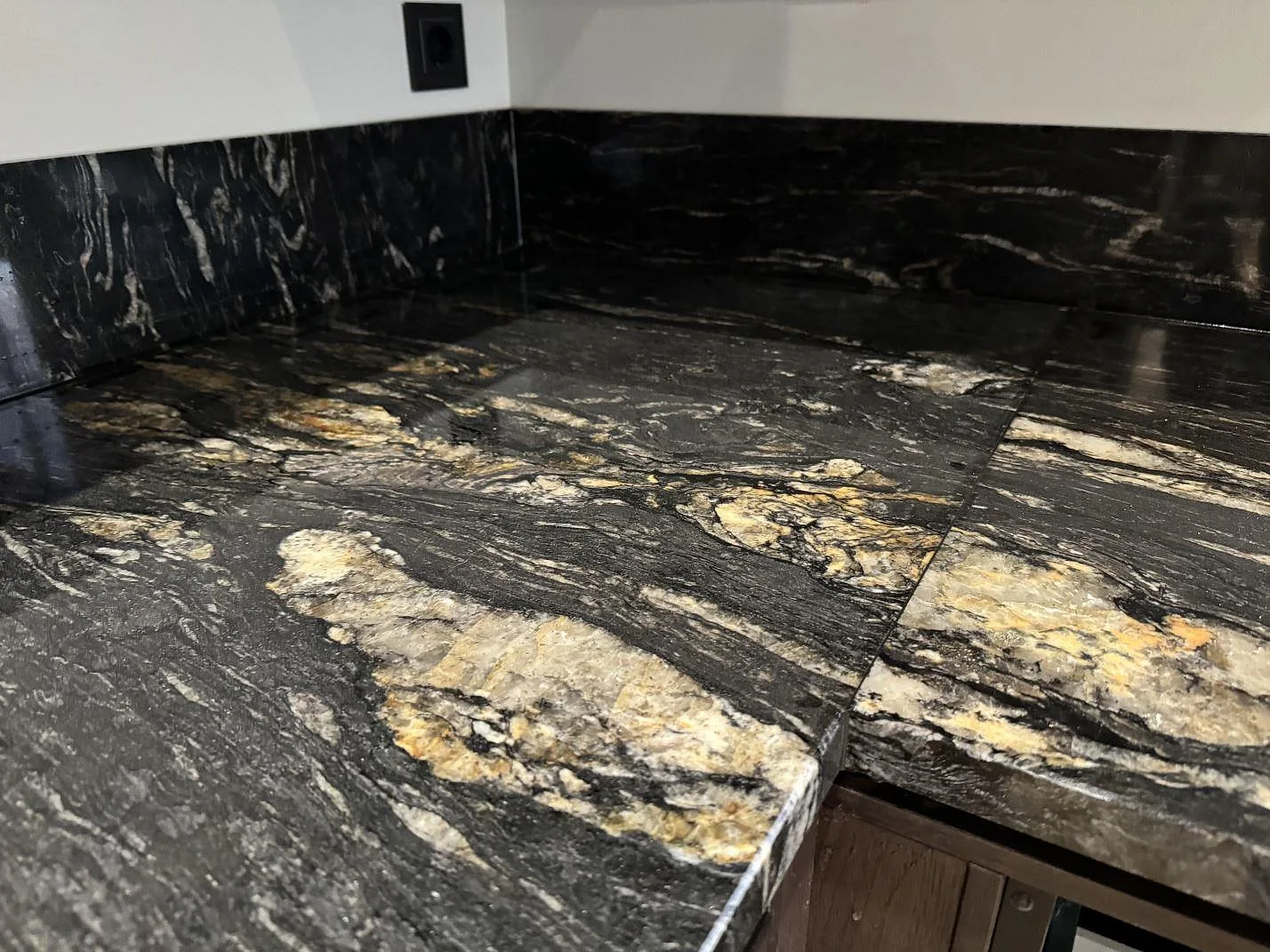 Køkkenbordplade i Cosmic Black, Grebbestad – billede 3