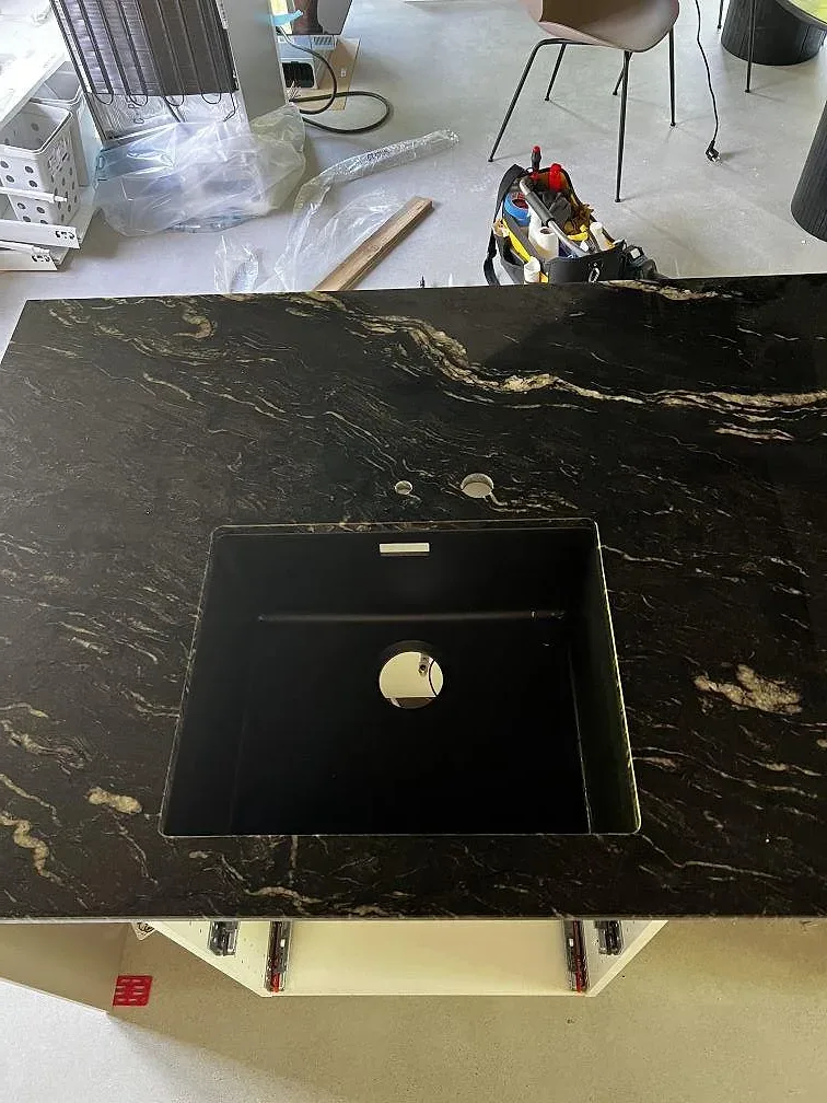 Køkkenbordplade i Cosmic Black, Höganäs – billede 2
