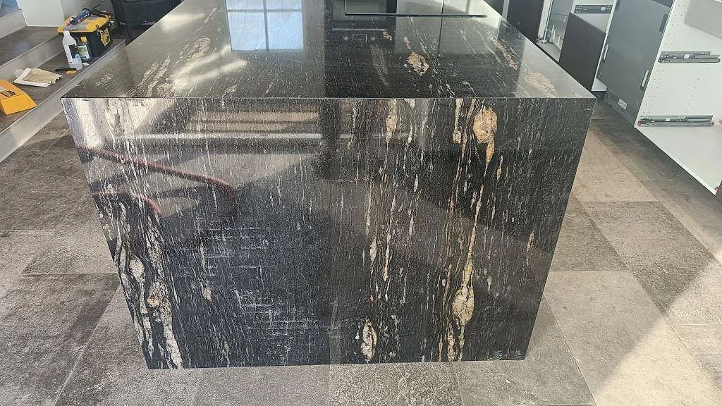 Køkkenbordplade i Cosmic Black, Laholm – billede 5