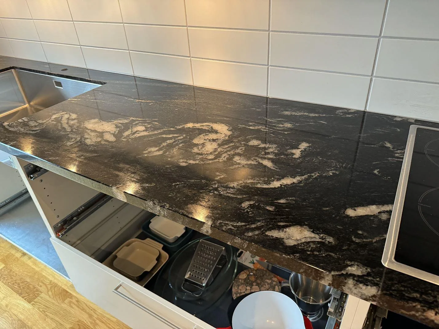 Køkkenbordplade i Cosmic Black, Malmö – billede 3