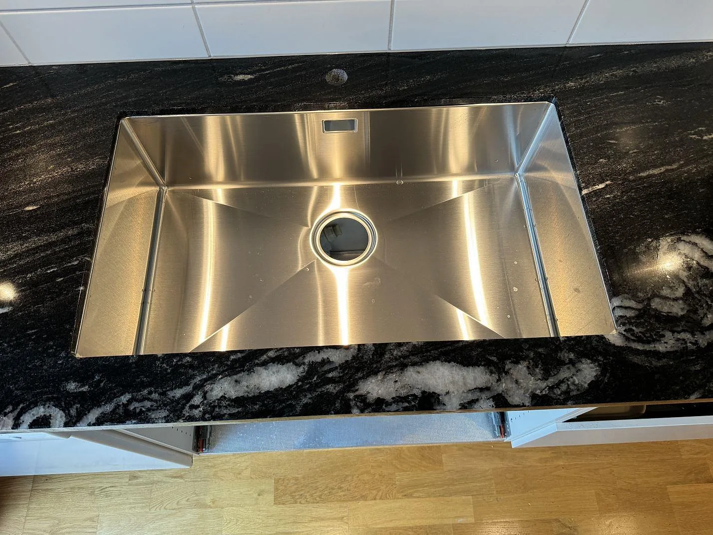 Køkkenbordplade i Cosmic Black, Malmö – billede 4