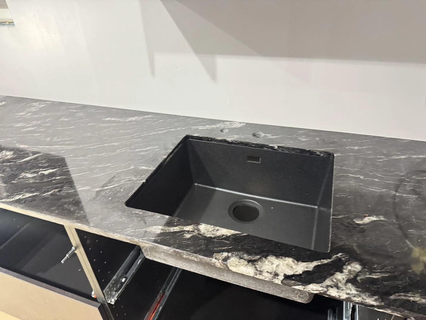 Køkkenbordplade i Cosmic Black, Sölvesborg – billede 6