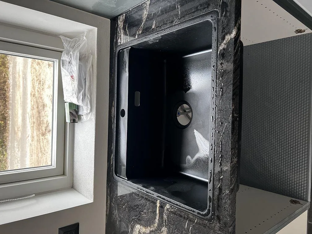 Køkkenbordplade i Cosmic Black, Solrød Strand – billede 3