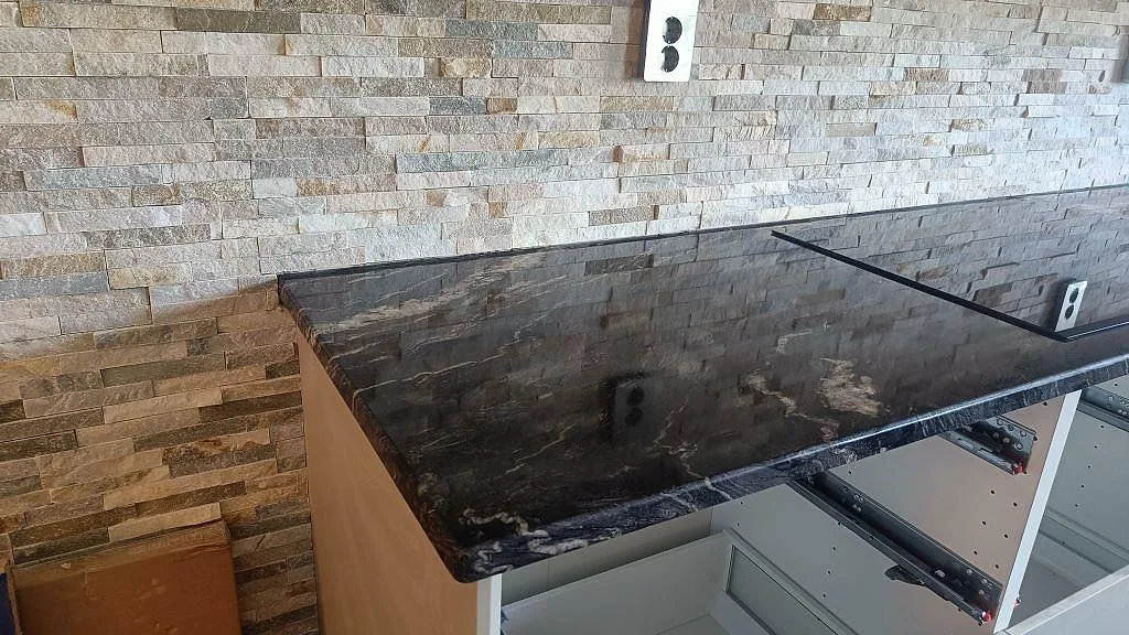 Køkkenbordplade i Cosmic Black, Trollhättan – billede 3