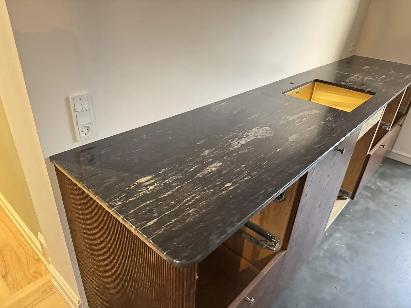 Køkkenbordplade i Cosmic Black, Valby – billede 3