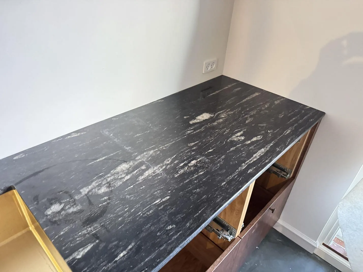 Køkkenbordplade i Cosmic Black, Valby – billede 6