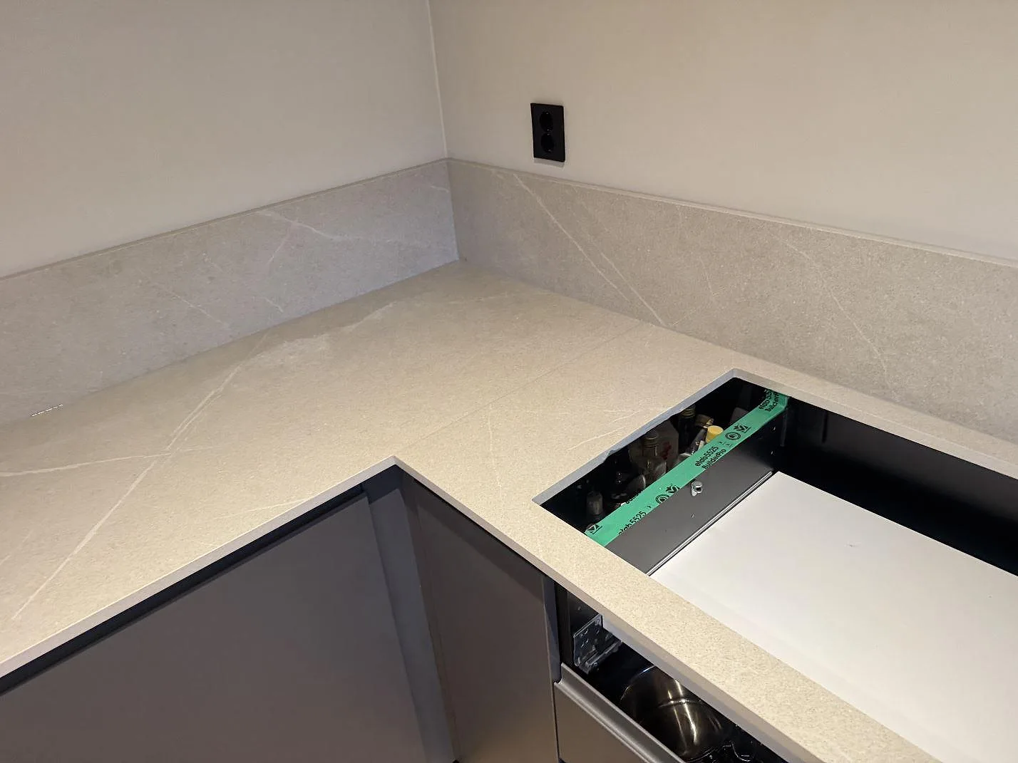Køkkenbordplade i Dekton Adia, Stenungsund – billede 3