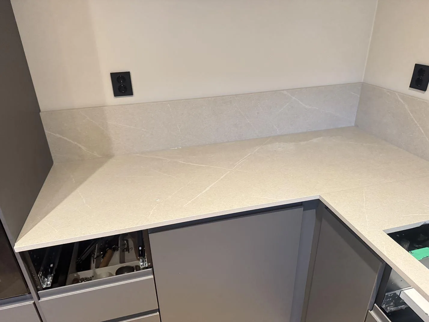 Køkkenbordplade i Dekton Adia, Stenungsund – billede 2