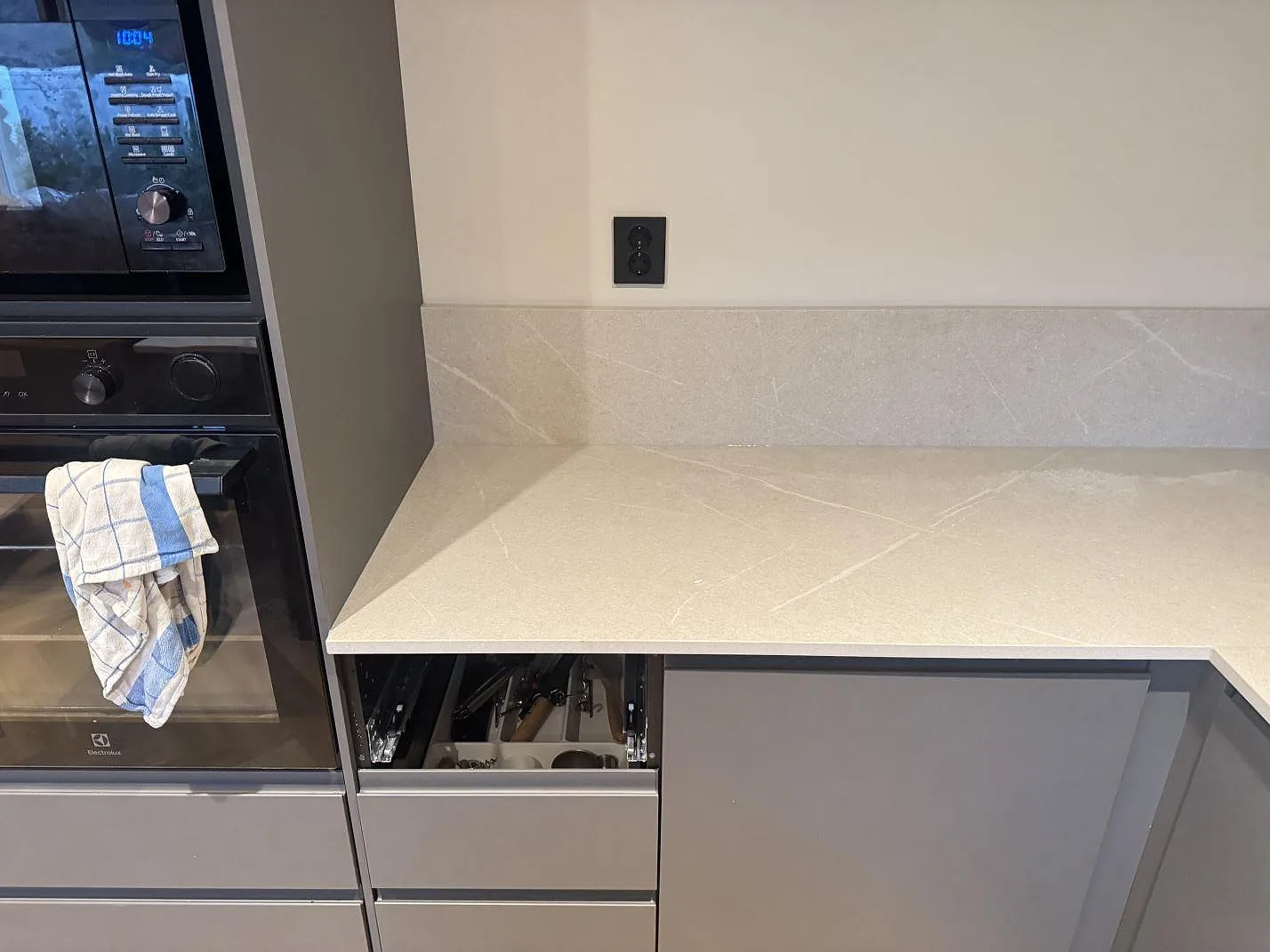 Køkkenbordplade i Dekton Adia, Stenungsund – billede 4