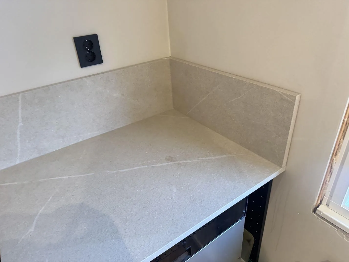 Køkkenbordplade i Dekton Adia, Stenungsund – billede 5