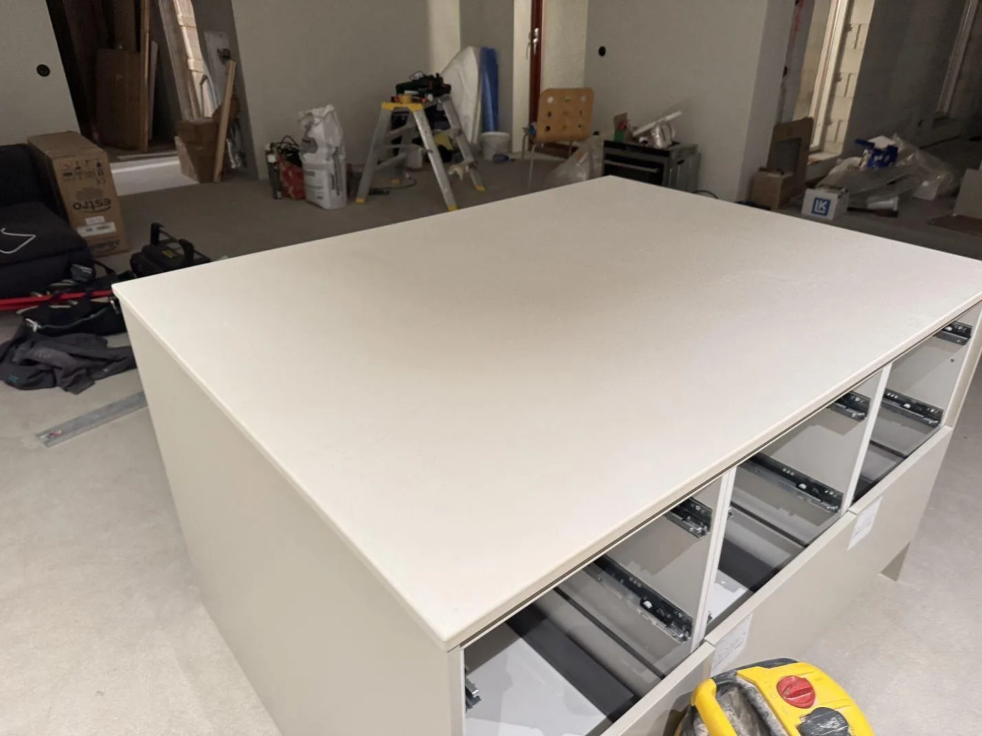 Køkkenø med Bordplade i mat Dekton Aeris keramik på öppna köksstommar i Trelleborg.