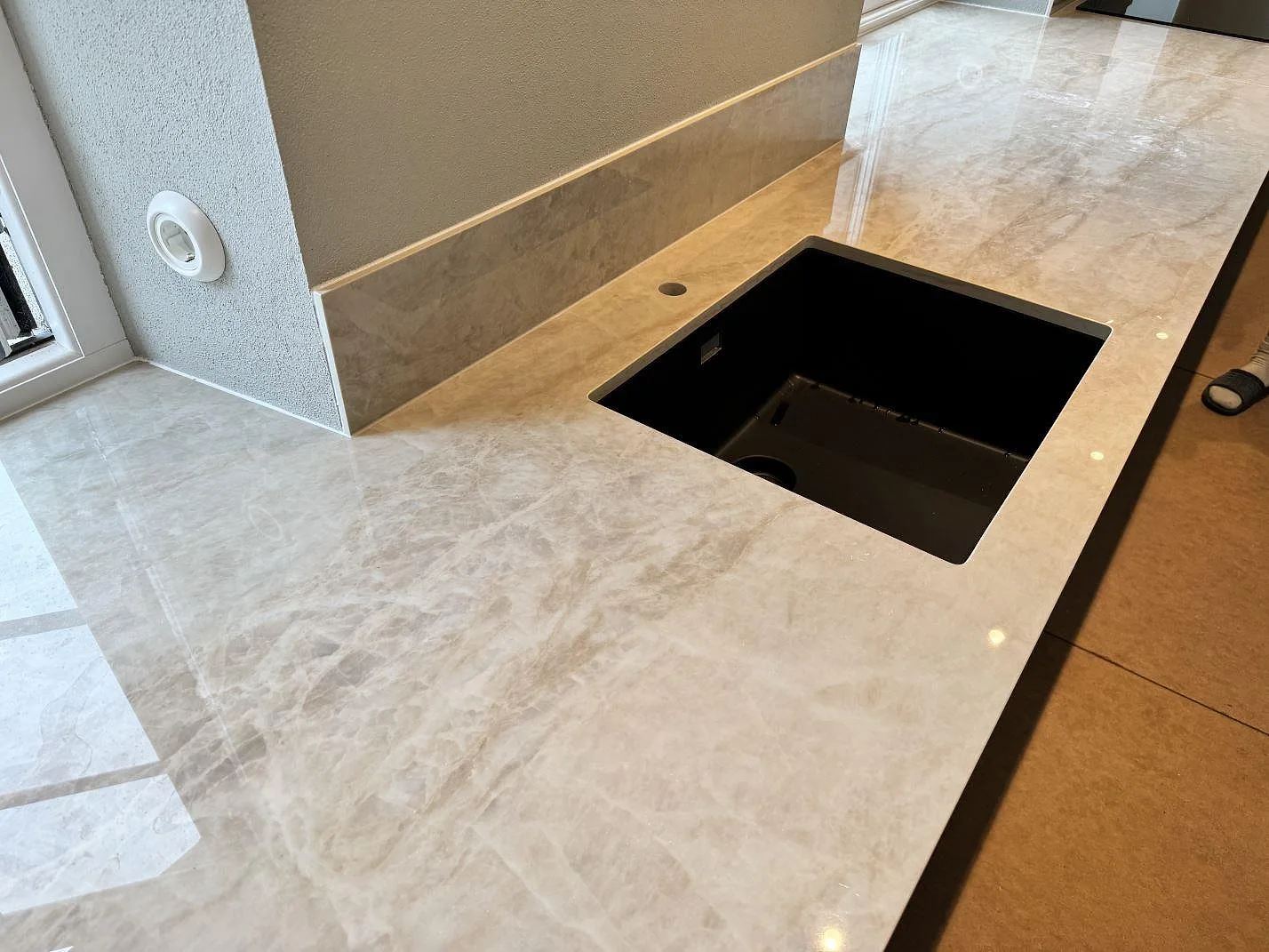 Gennemført projekt: Køkkenbordplade i Dekton Arga, Gärsnäs.