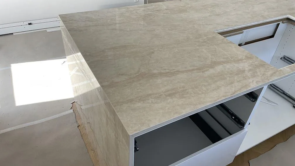 Køkkenbordplade i Dekton Arga, Ishöj – billede 5