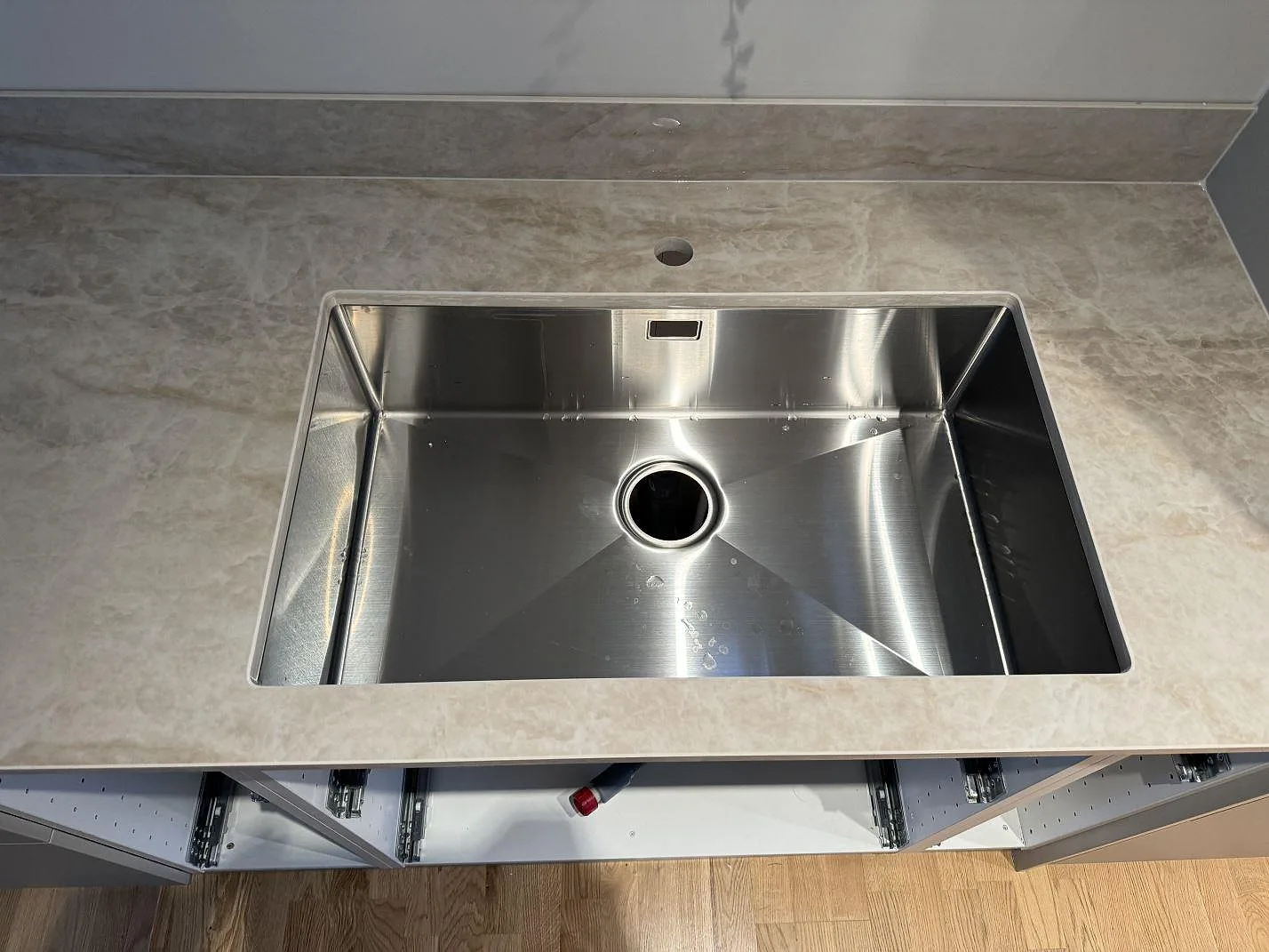 Køkkenbordplade i Dekton Arga, Mölndal – billede 3
