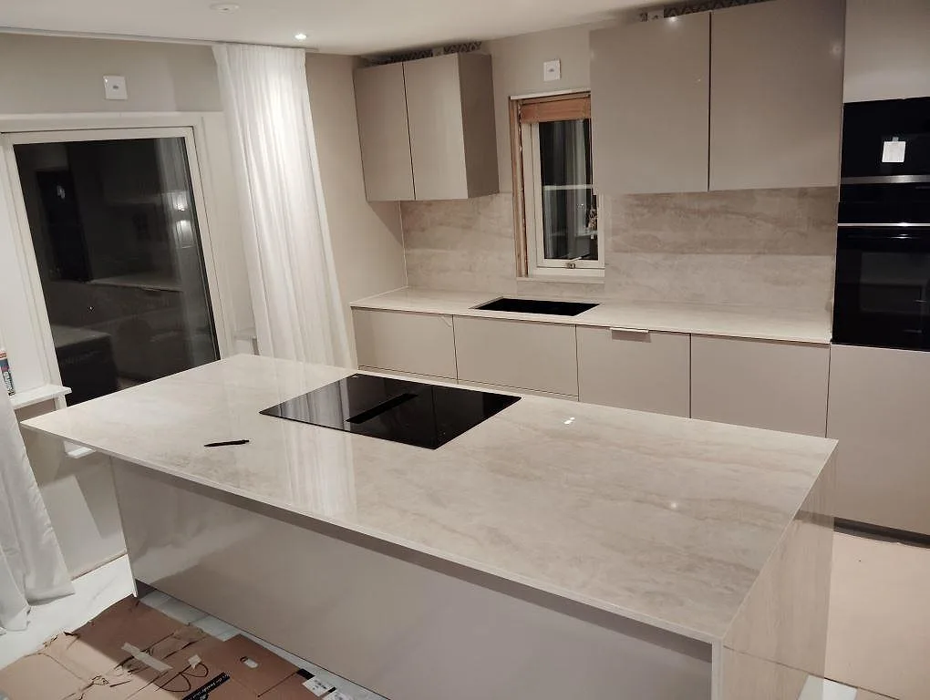 Gennemført projekt: Køkkenbordplade i Dekton Arga, Västerås.