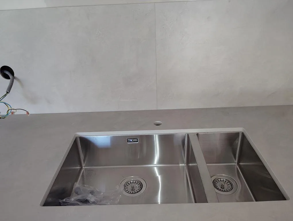 Køkkenbordplade i Dekton Argentium, Sollentuna – billede 2