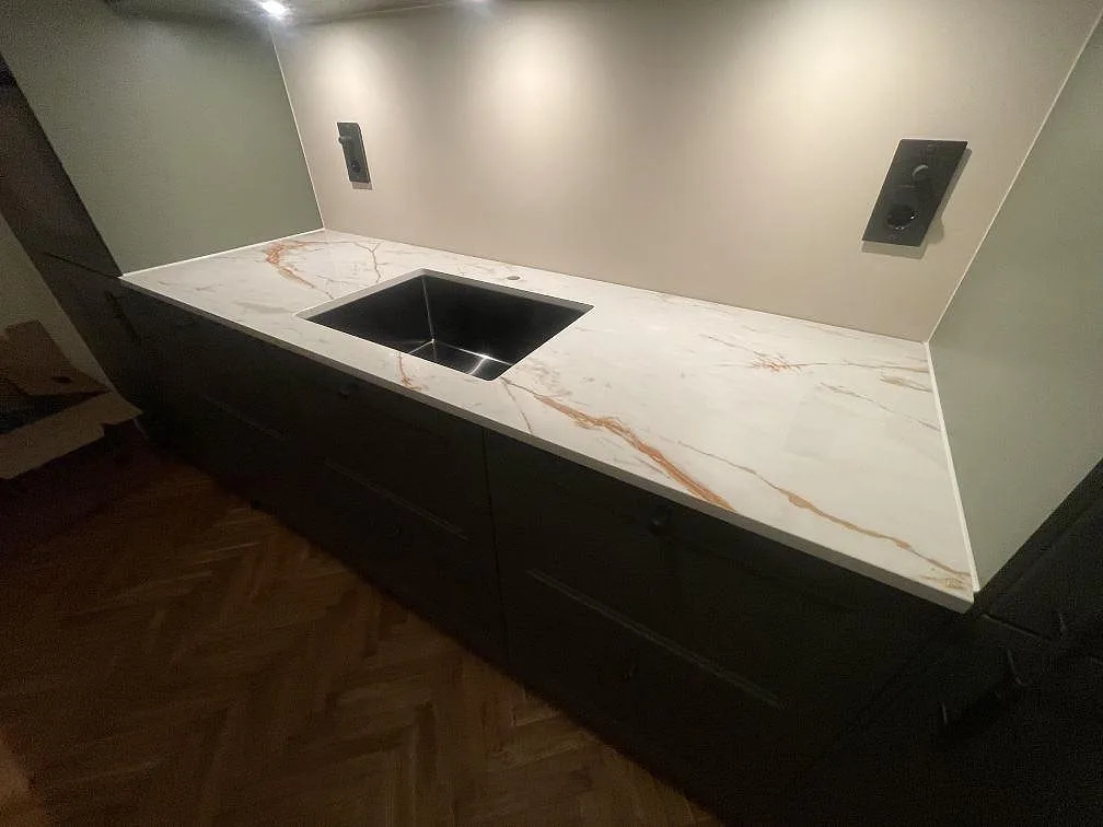 Køkkenbordplade i Dekton Awake, Enskede – billede 3