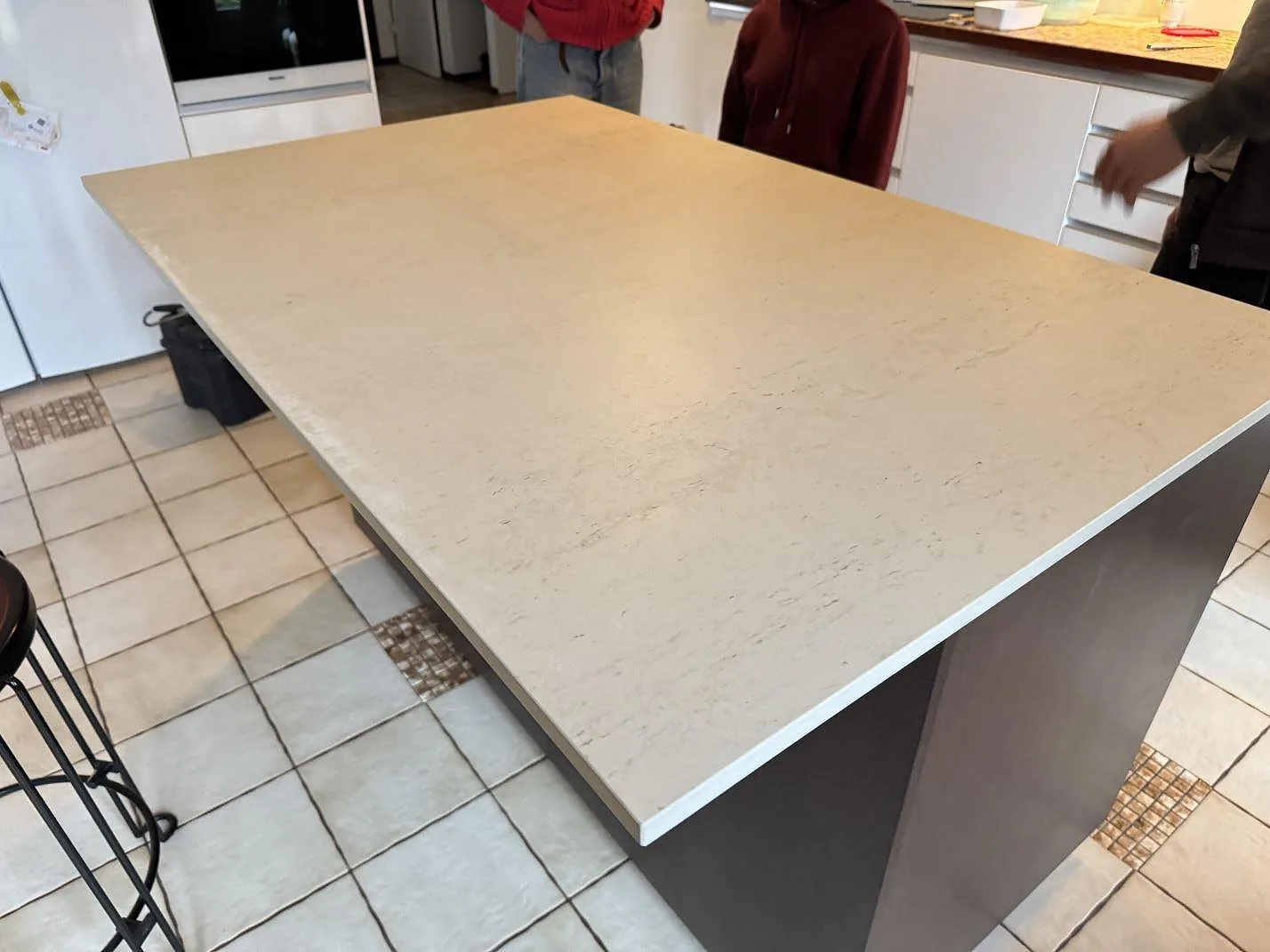 Køkkenø med Bordplade i 20 mm mat Dekton Danae, lys keramik med diskret åretegning i ett køkken i Limhamn.