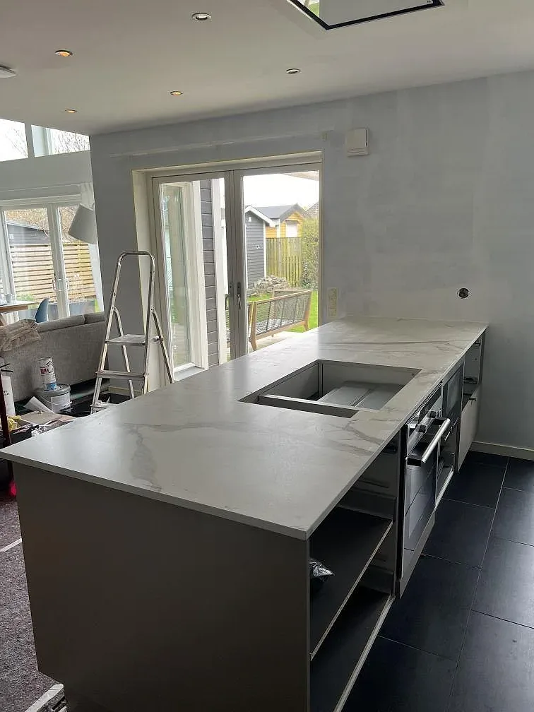 Gennemført projekt: Køkkenbordplade i Dekton Daze KC Velvet, Malmö.