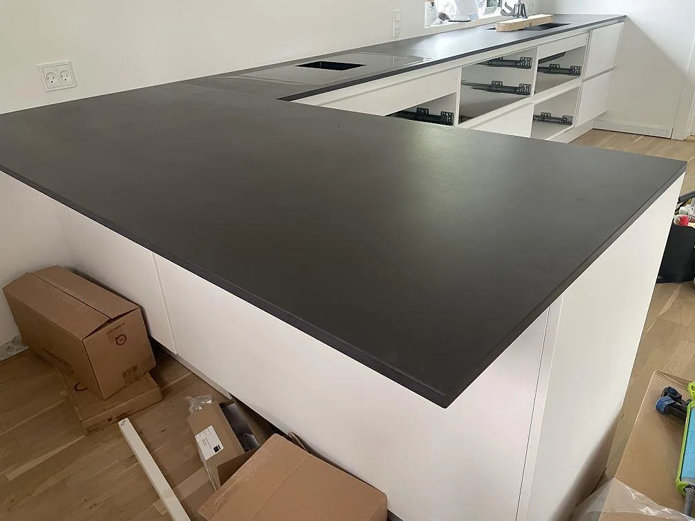 Gennemført projekt: Køkkenbordplade i Dekton Domoos, Greve.