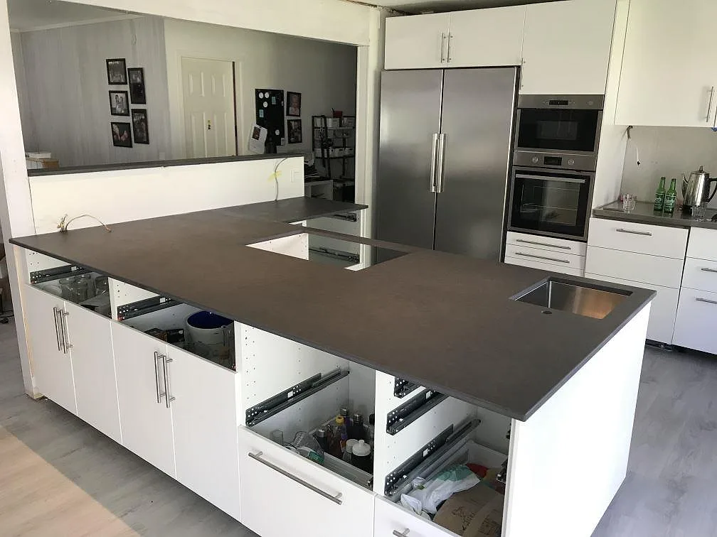 Gennemført projekt: Køkkenbordplade i Dekton Eter, Karlshamn.