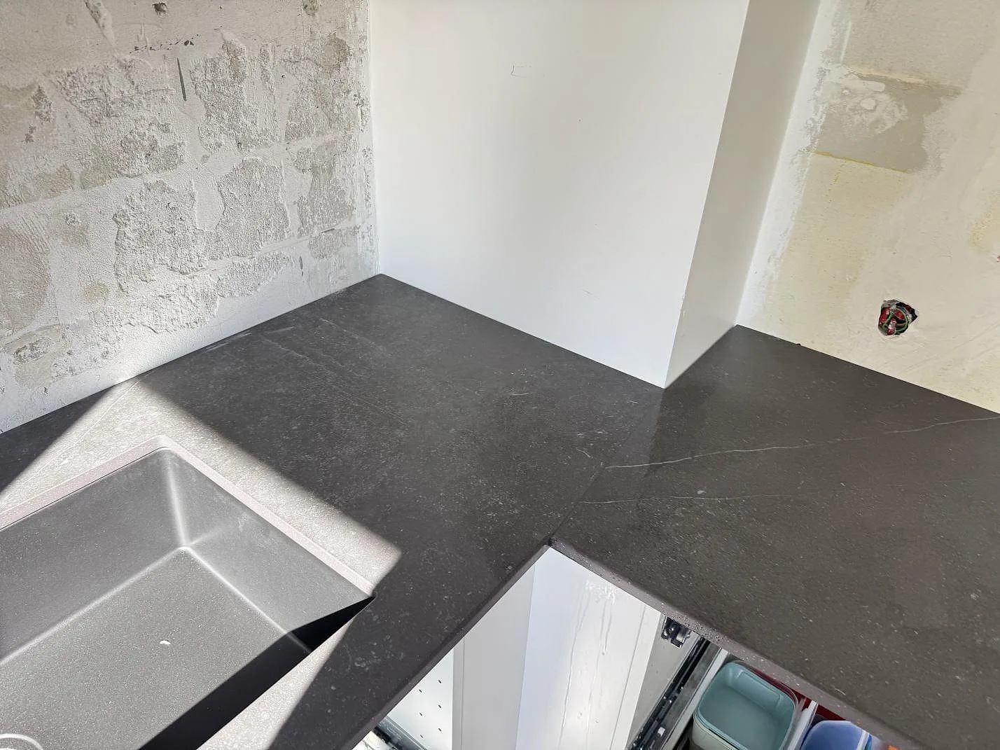 Køkkenbordplade i Dekton Fossil, Arlöv – billede 4