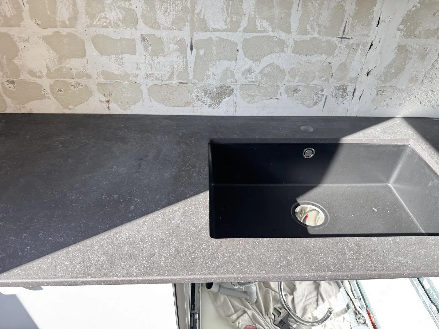 Køkkenbordplade i Dekton Fossil, Arlöv – billede 3