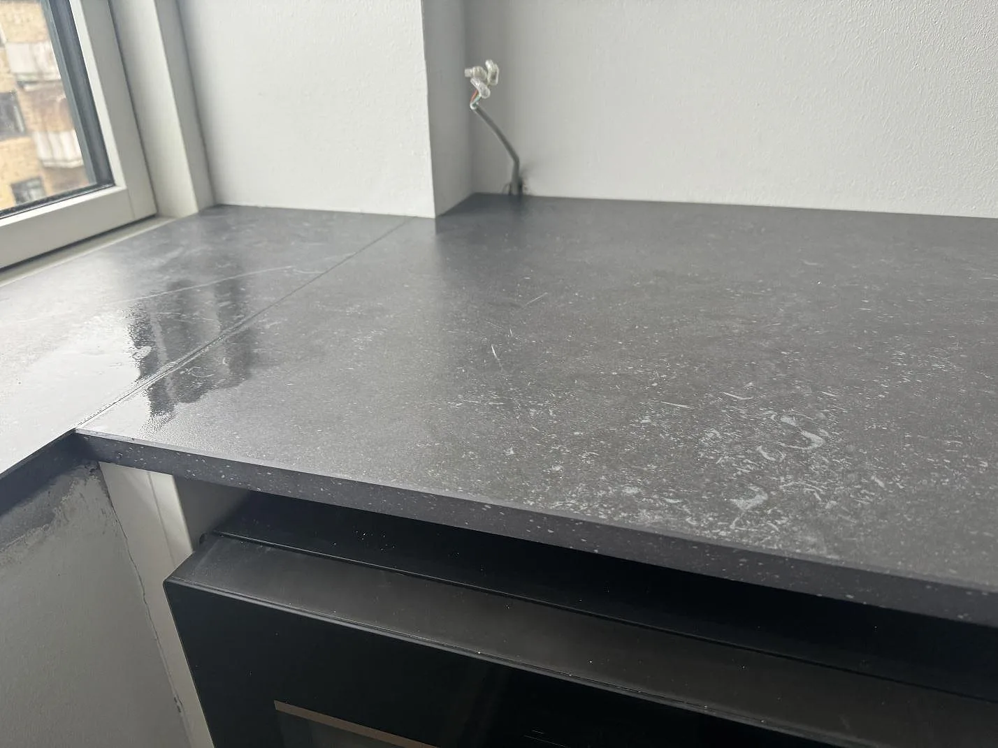 Køkkenbordplade i Dekton Fossil, Hellerup – billede 5