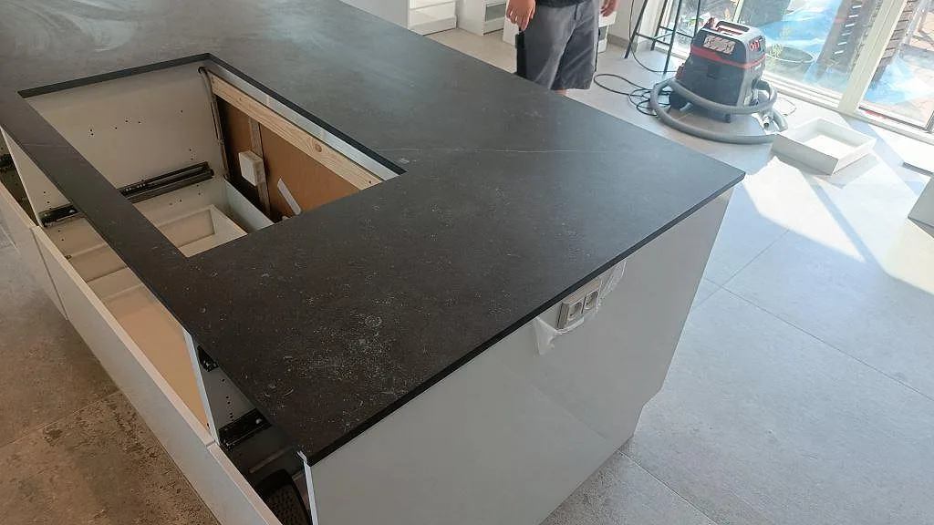 Køkkenbordplade i Dekton Fossil, Jyllinge – billede 4
