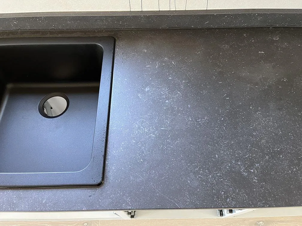 Køkkenbordplade i Dekton Fossil, Uddevalla – billede 3
