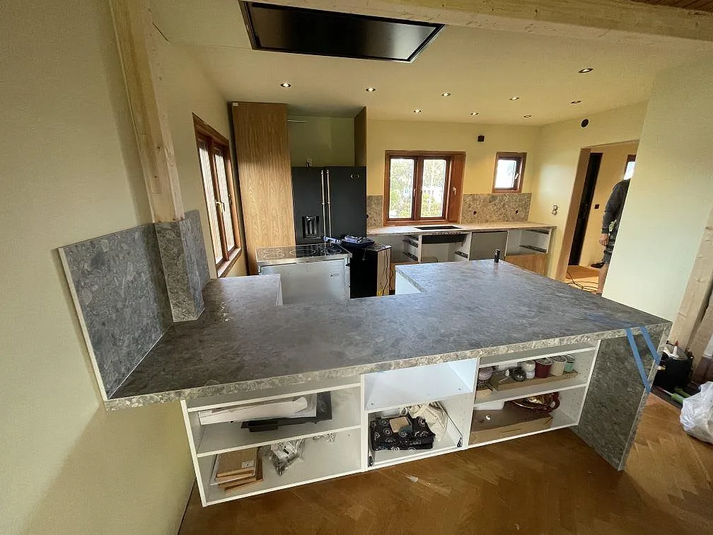 Gennemført projekt: Køkkenbordplade i Dekton GK07 Ceppo, Västra Frölunda.