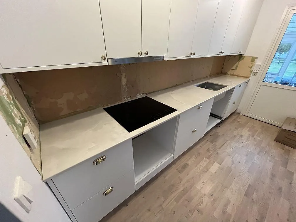Køkkenbordplade i Dekton Helena, Storebro – billede 2