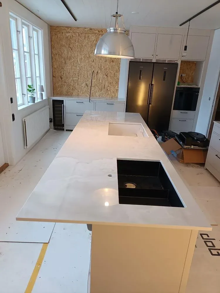 Køkkenbordplade i Dekton Helena, Tranås – billede 2