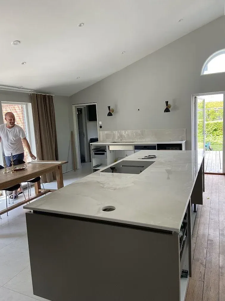 Køkkenbordplade i Dekton Helena, Ystad – billede 8