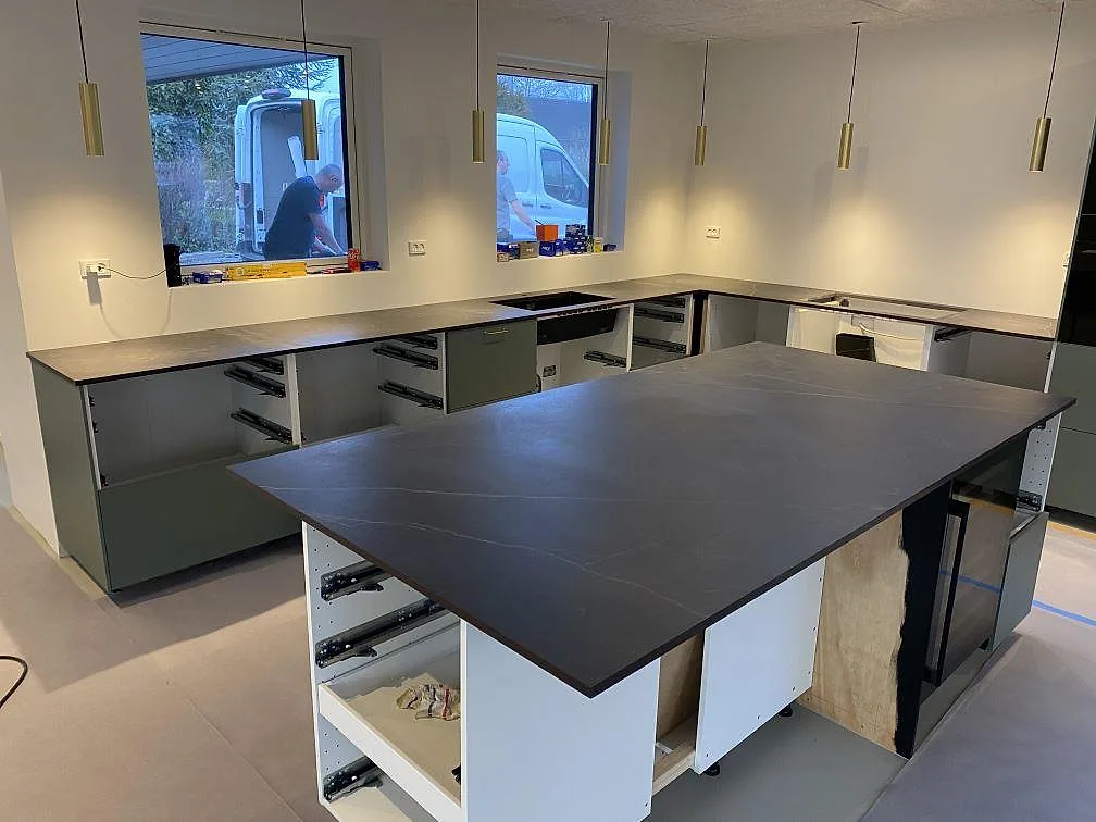 Køkkenbordplade og køkkenø i Dekton Kelya, mat keramik, monterade i ett køkken i Ringsted.