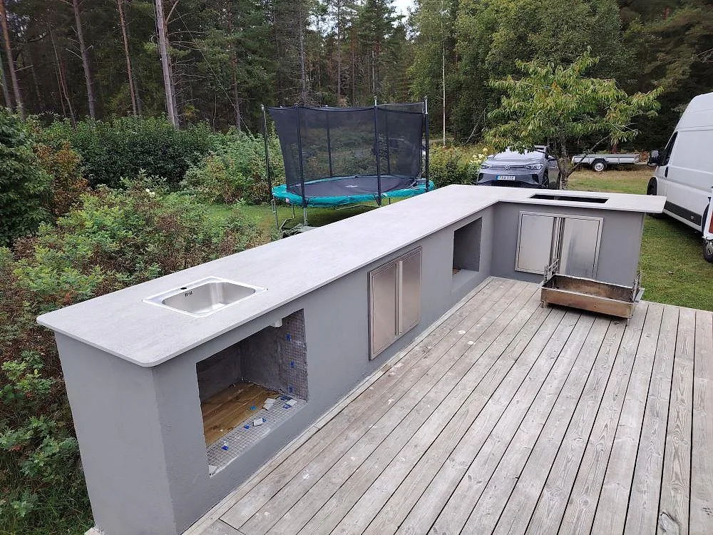 Gennemført projekt: Bordplade til udekøkken i Dekton Keon, Grisslehamn.