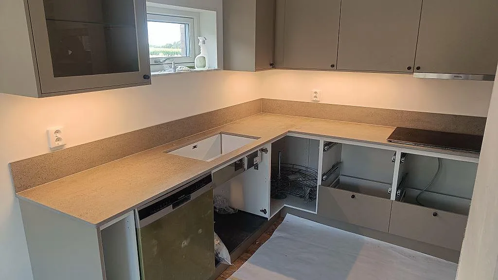 Køkkenbordplade i Dekton Keon, Östra Karup