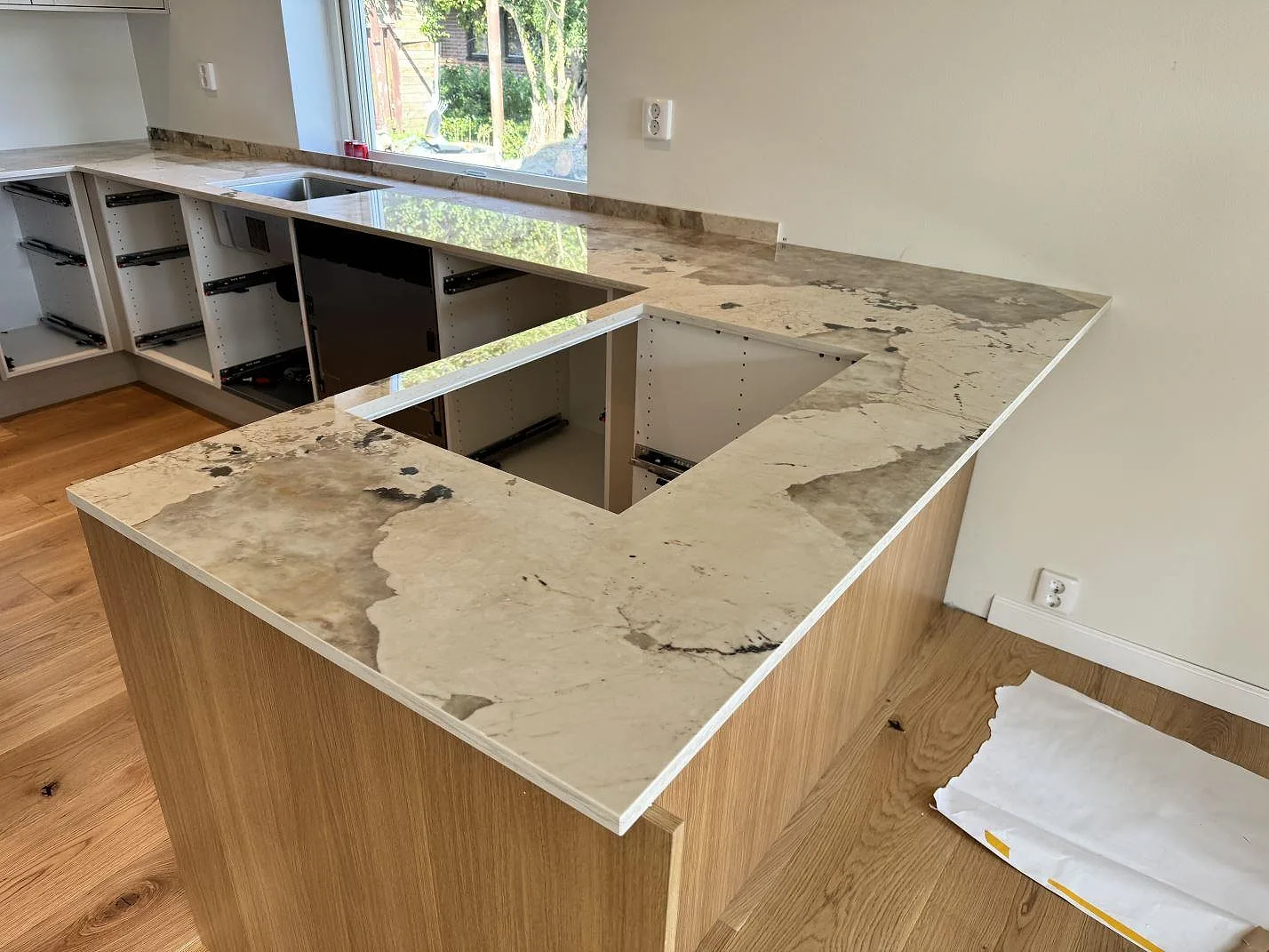 Gennemført projekt: Køkkenbordplade i Dekton Khalo, Malmö.