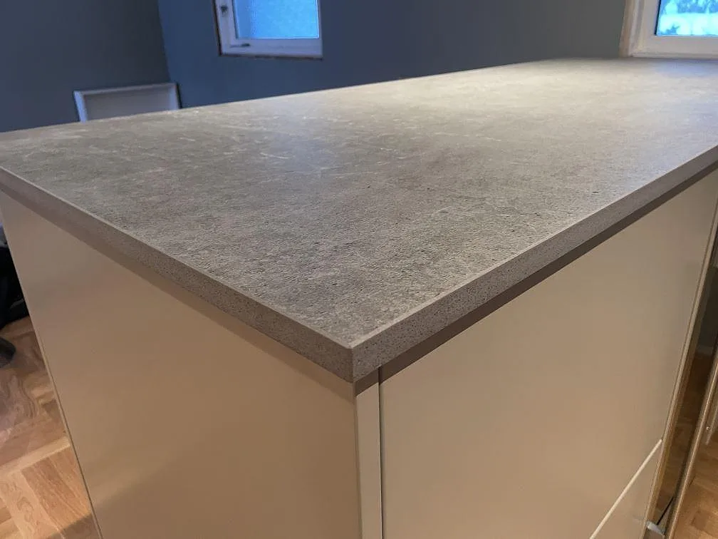 Køkkenbordplade i Dekton Kreta, TÄBY – billede 4