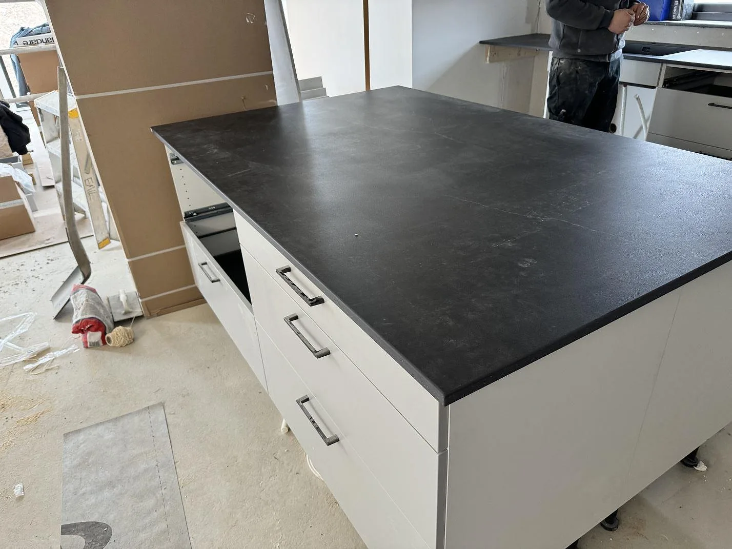 Gennemført projekt: Køkkenbordplade i Dekton Laos, Halmstad.