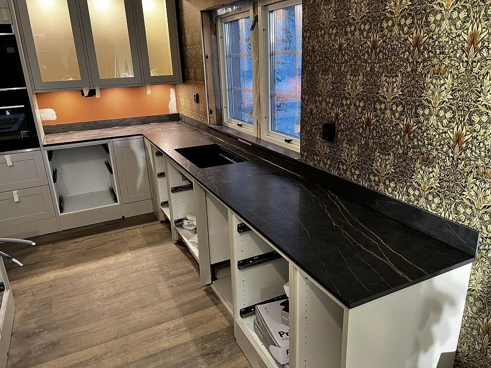 Gennemført projekt: Køkkenbordplade i Dekton Laurent, Gränna.