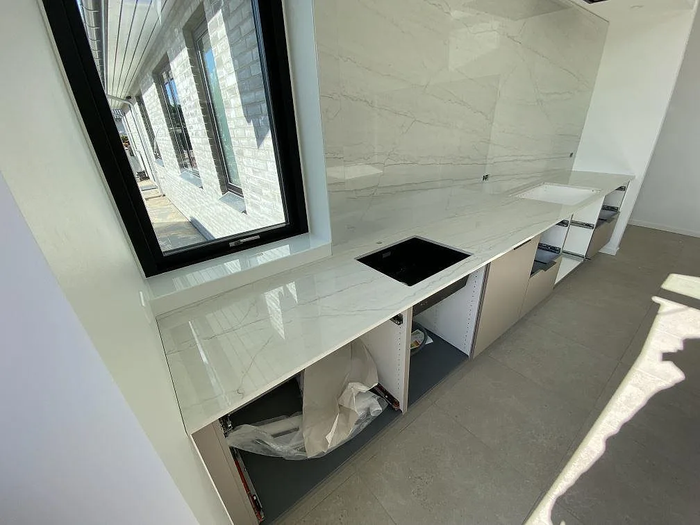 Køkkenbordplade i Dekton Limbo, Brøndby – billede 2