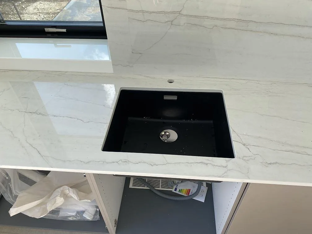Køkkenbordplade i Dekton Limbo, Brøndby – billede 3