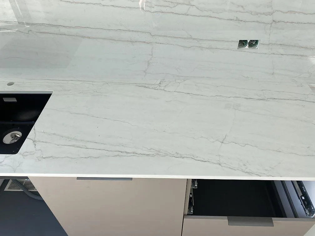 Køkkenbordplade i Dekton Limbo, Brøndby – billede 5