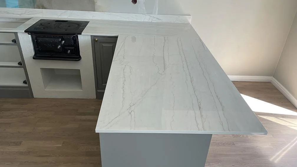 Køkkenbordplade i Dekton Limbo, Örby – billede 2