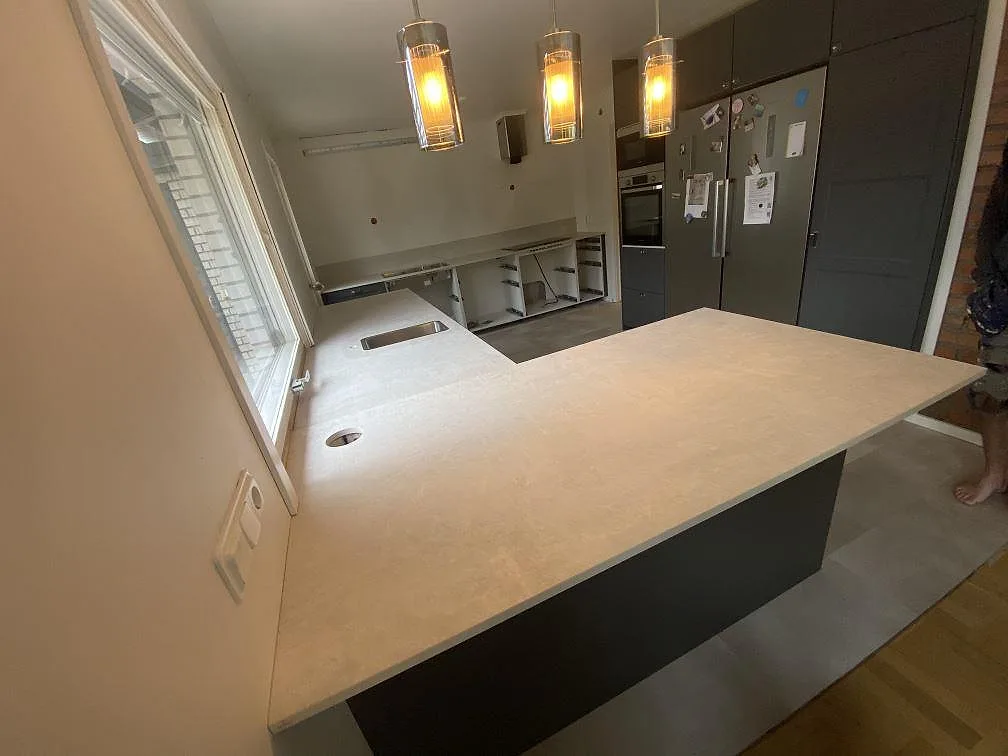 Køkkenbordplade i Dekton Lunar, Sävedalen